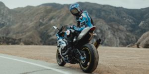 バイクヘルメットのミラーシールド完全ガイド：選び方と使い方